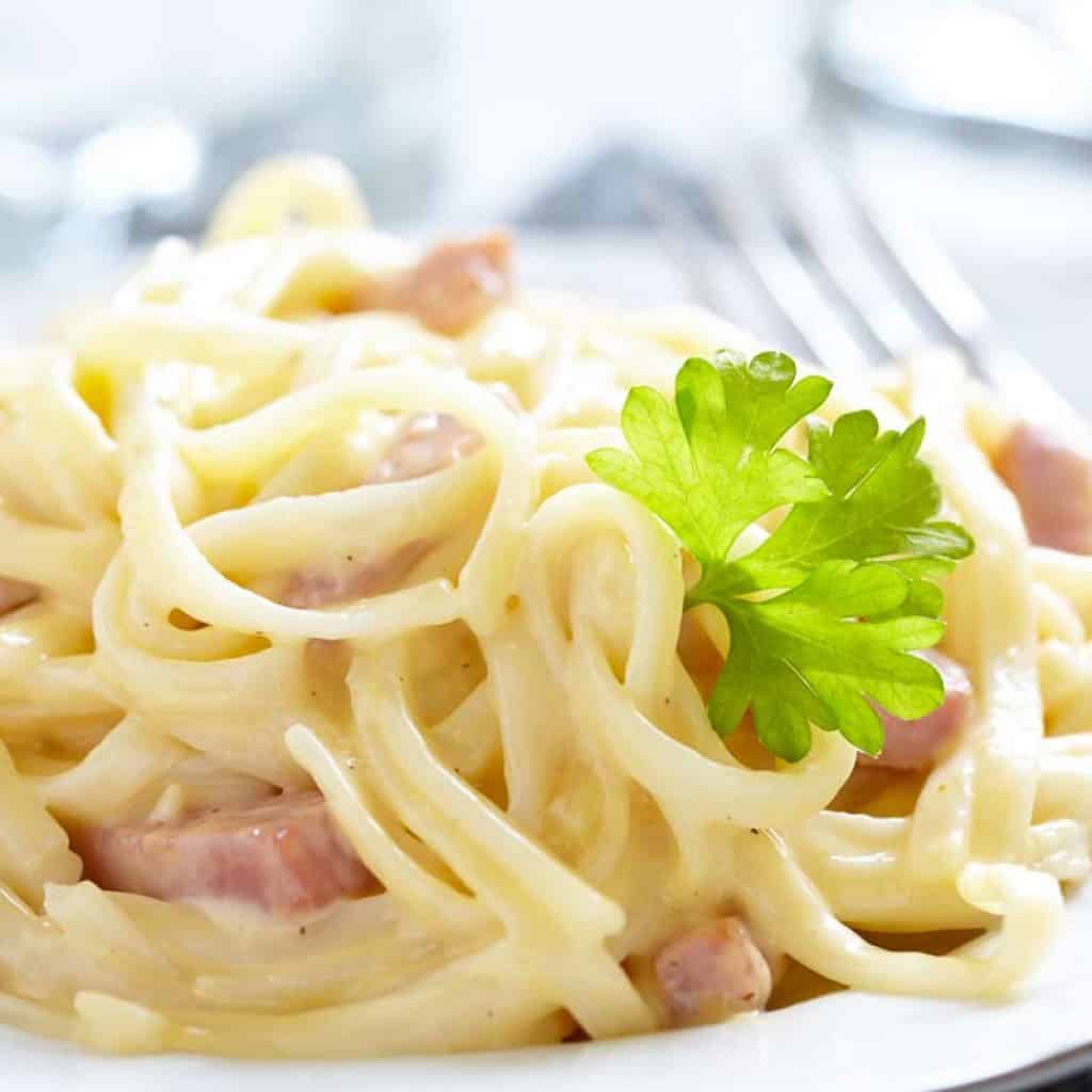 Espaguetis con salsa carbonara de nata y queso de cabra